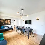 Urban Flat 99 - Spacious 6 Bdr In